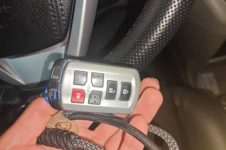 Used Toyota SIENNA 2019 3.5L Two-Wheel Drive XLE 7 Seats U.S. Specification Vehicle Key