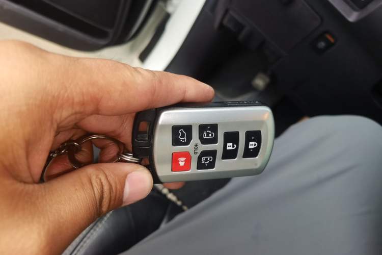 Used Toyota SIENNA 2019 3.5L Four-Wheel Drive SE Version 7-Seater – Canadian Edition Vehicle Key