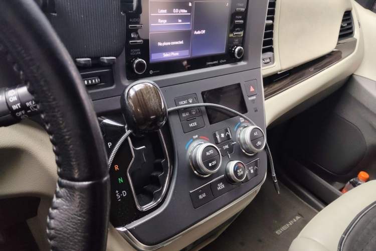 Used Toyota SIENNA 2019 3.5L Two-Wheel Drive LE Trim 7 Seats U.S. Specification Vehicle Key