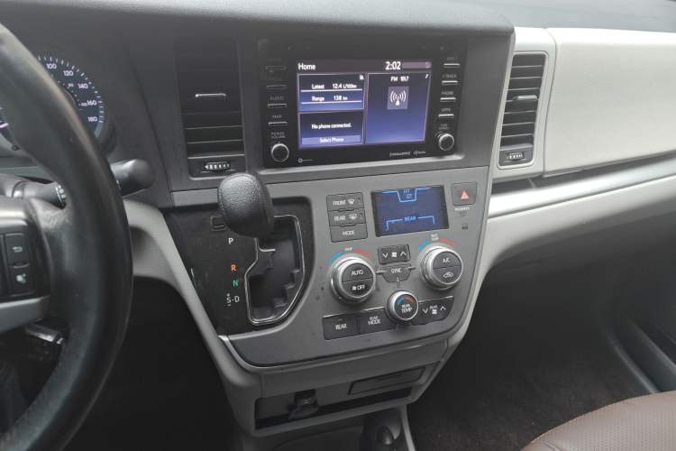 Used Toyota SIENNA 2019 3.5L Two-Wheel Drive LE Trim 7 Seats U.S. Specification Audio And AC Panel
