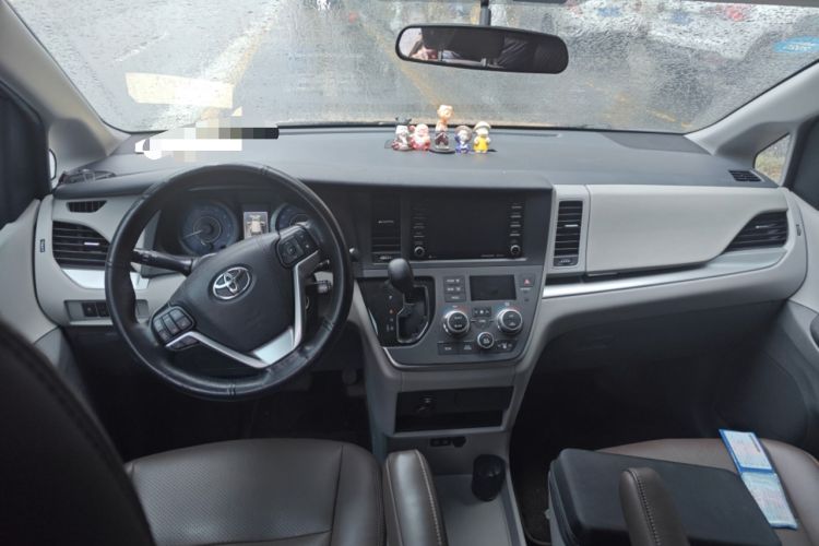 Used Toyota SIENNA 2019 3.5L Two-Wheel Drive LE Trim 7 Seats U.S. Specification Center Console