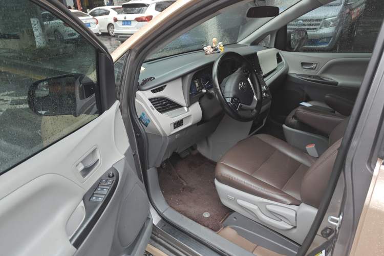 Used Toyota SIENNA 2019 3.5L Two-Wheel Drive LE Trim 7 Seats U.S. Specification Driver Seat