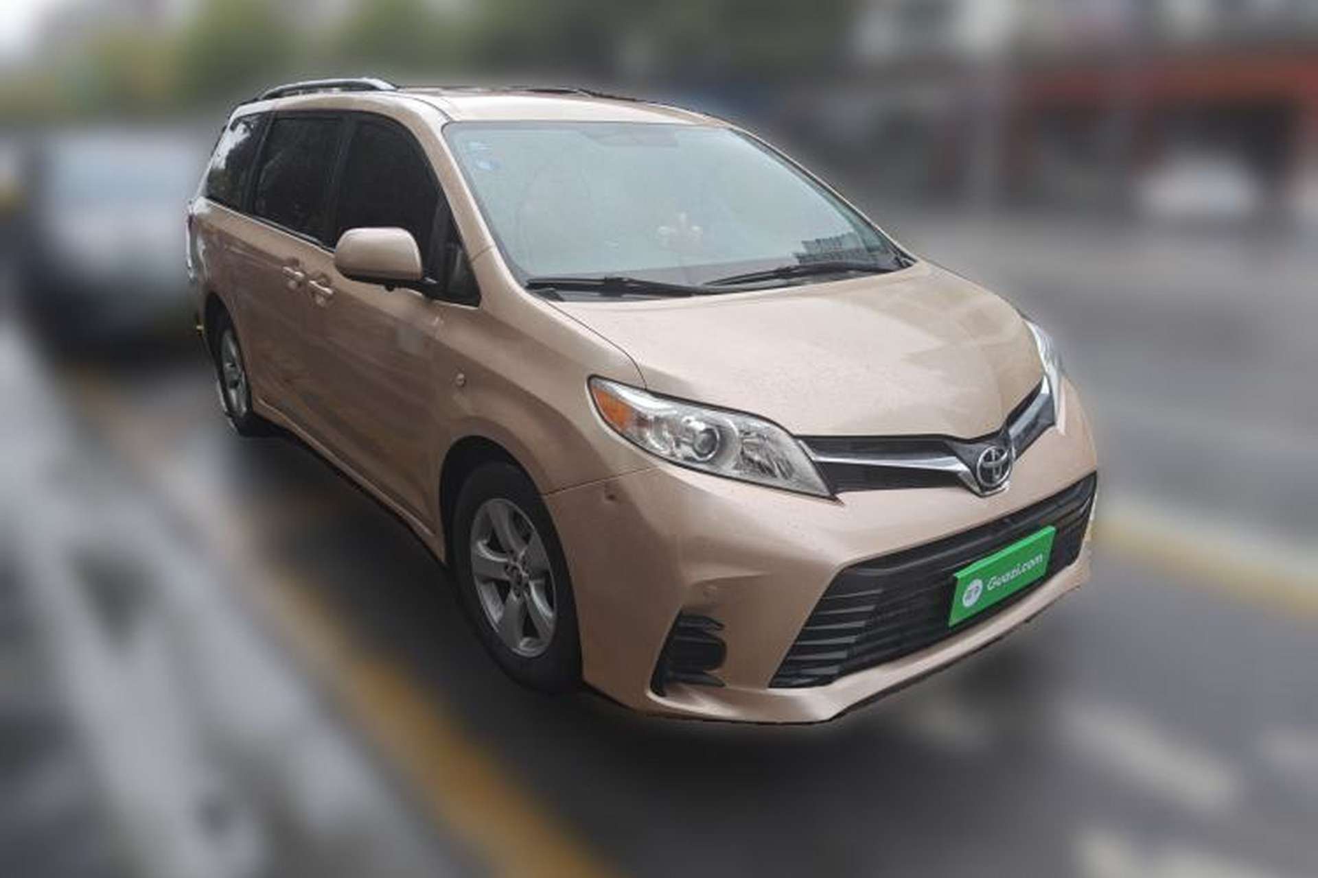 Used Toyota SIENNA 2019 3.5L Two-Wheel Drive LE Trim 7 Seats U.S. Specification Front Right 45 Deg
