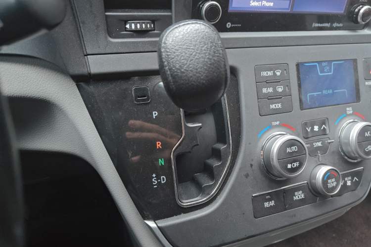 Used Toyota SIENNA 2019 3.5L Two-Wheel Drive LE Trim 7 Seats U.S. Specification Gear Lever