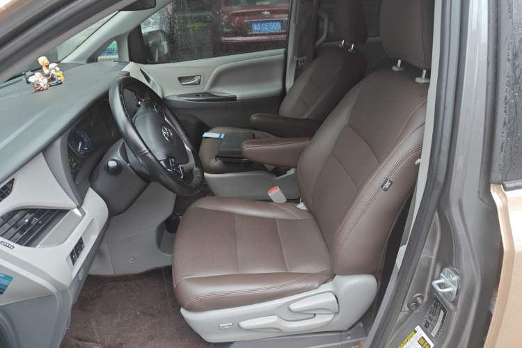 Used Toyota SIENNA 2019 3.5L Two-Wheel Drive LE Trim 7 Seats U.S. Specification Left Front Seat
