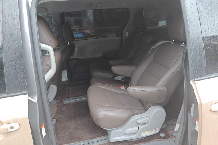 Used Toyota SIENNA 2019 3.5L Two-Wheel Drive LE Trim 7 Seats U.S. Specification Left Rear Seat
