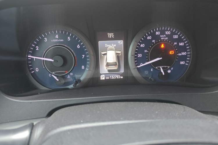 Used Toyota SIENNA 2019 3.5L Two-Wheel Drive LE Trim 7 Seats U.S. Specification Odometer Close Up