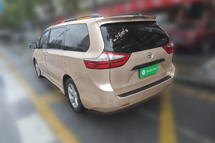 Used Toyota SIENNA 2019 3.5L Two-Wheel Drive LE Trim 7 Seats U.S. Specification Rear Left 45 Deg