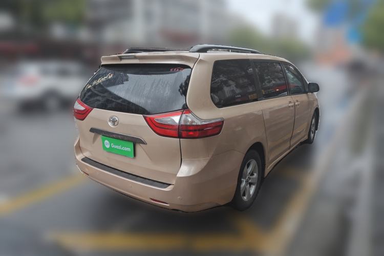 Used Toyota SIENNA 2019 3.5L Two-Wheel Drive LE Trim 7 Seats U.S. Specification Rear Right 45 Deg