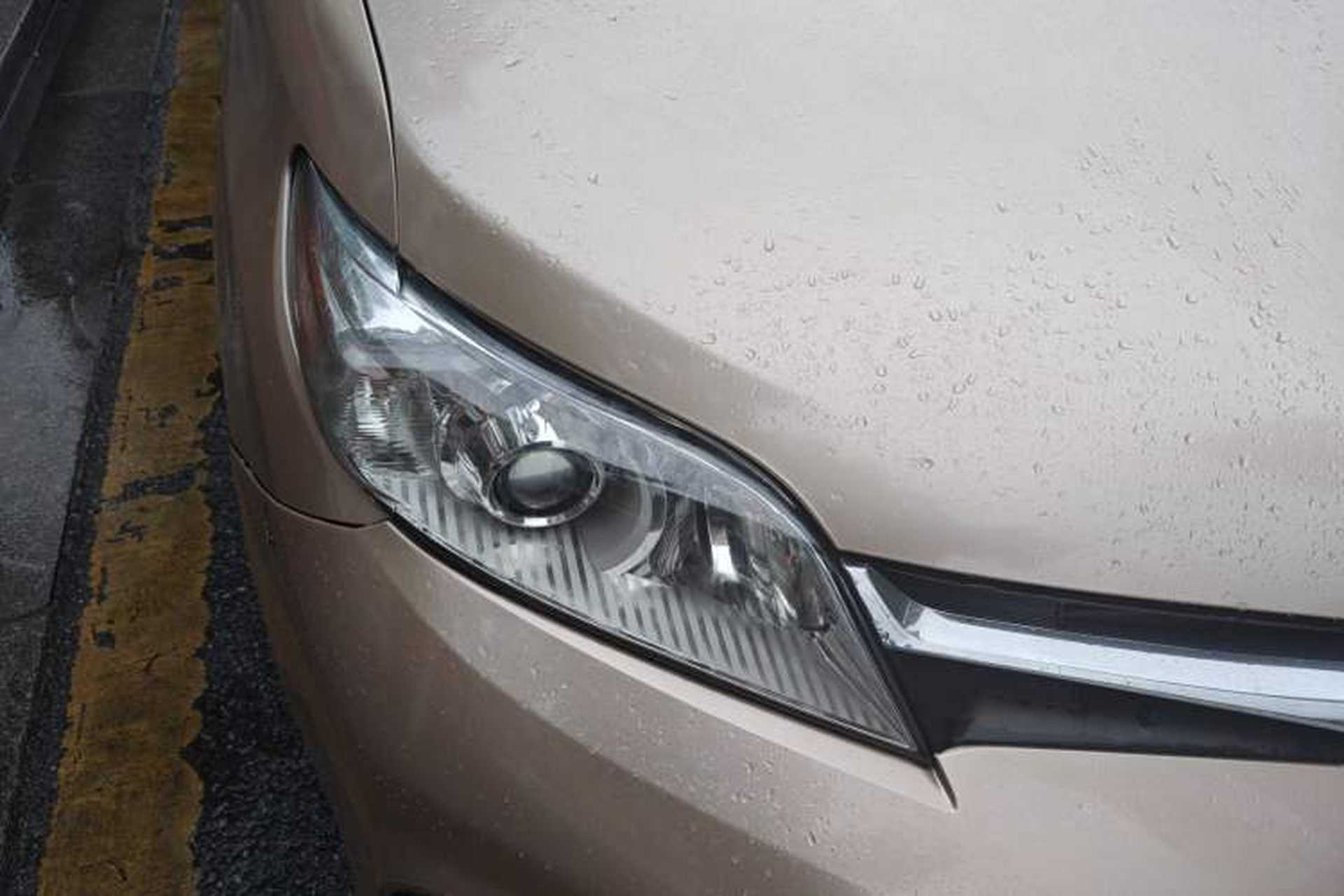 Used Toyota SIENNA 2019 3.5L Two-Wheel Drive LE Trim 7 Seats U.S. Specification Right Front Headlight