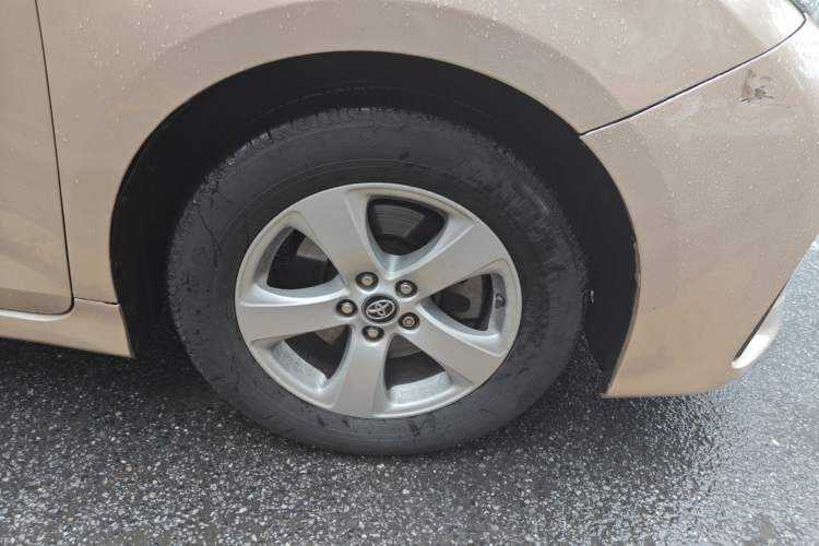 Used Toyota SIENNA 2019 3.5L Two-Wheel Drive LE Trim 7 Seats U.S. Specification Right Front Wheel Hub