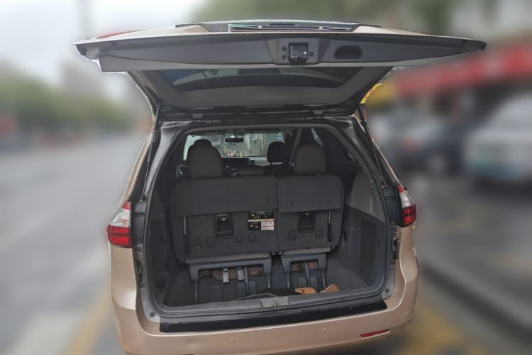 Used Toyota SIENNA 2019 3.5L Two-Wheel Drive LE Trim 7 Seats U.S. Specification Trunk