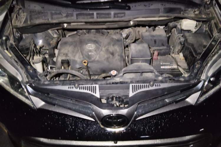 Used Toyota SIENNA  Engine Bay