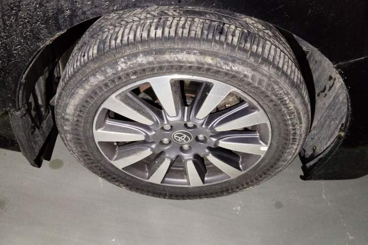 Used Toyota SIENNA  Right Front Wheel Hub