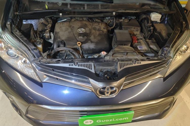 Used Toyota SIENNA  Engine Bay
