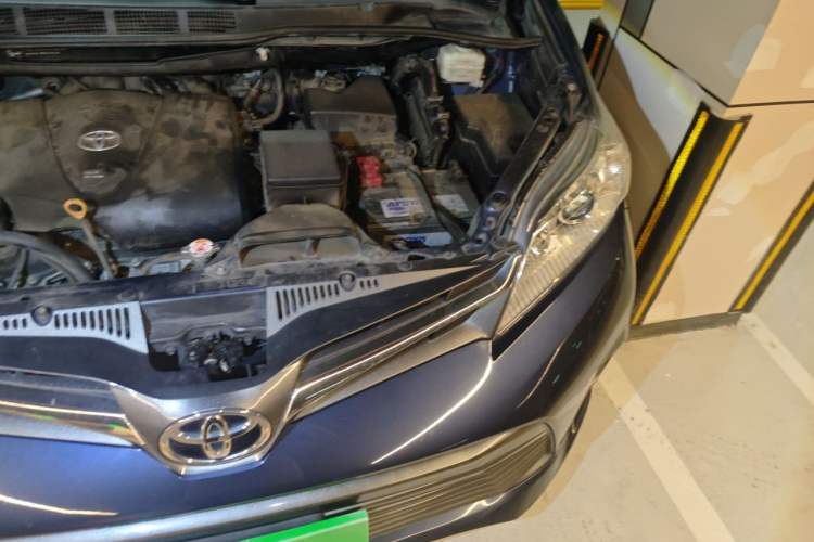 Used Toyota SIENNA  Engine Bay Left