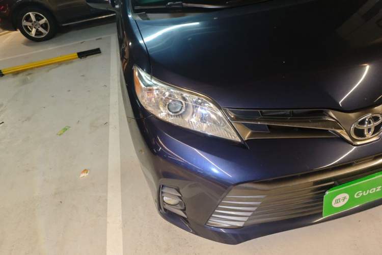 Used Toyota SIENNA  Right Front Headlight