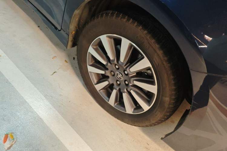 Used Toyota SIENNA  Right Front Wheel Hub