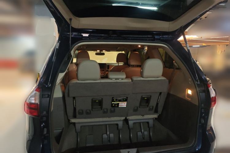 Used Toyota SIENNA  Trunk