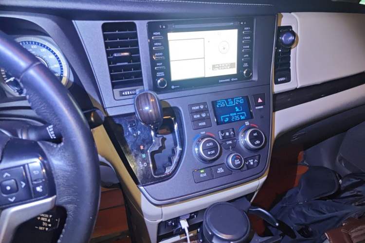 Used Toyota SIENNA  Audio And AC Panel