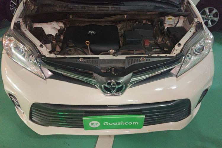 Used Toyota SIENNA  Engine Bay
