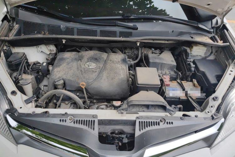 Used Toyota SIENNA  Engine Bay