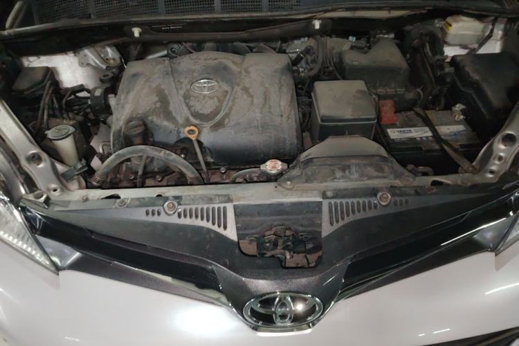 Used Toyota SIENNA  Engine Bay