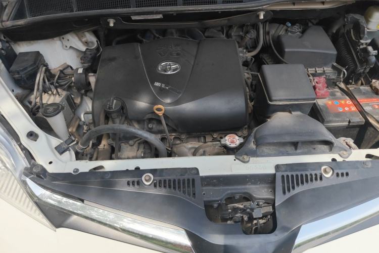 Used Toyota SIENNA  Engine Bay