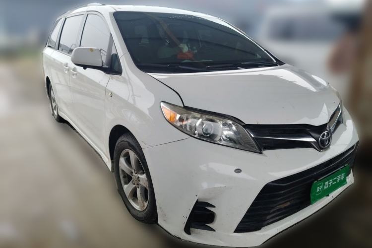 Used Toyota SIENNA  Front Right 45 Deg