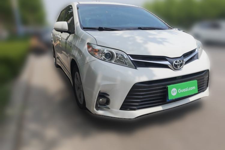 Used Toyota SIENNA  Front Right 45 Deg