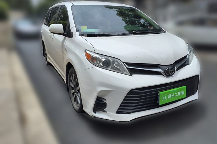 Used Toyota SIENNA  Front Right 45 Deg