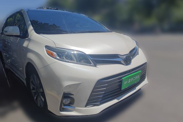 Used Toyota SIENNA  Front Right 45 Deg