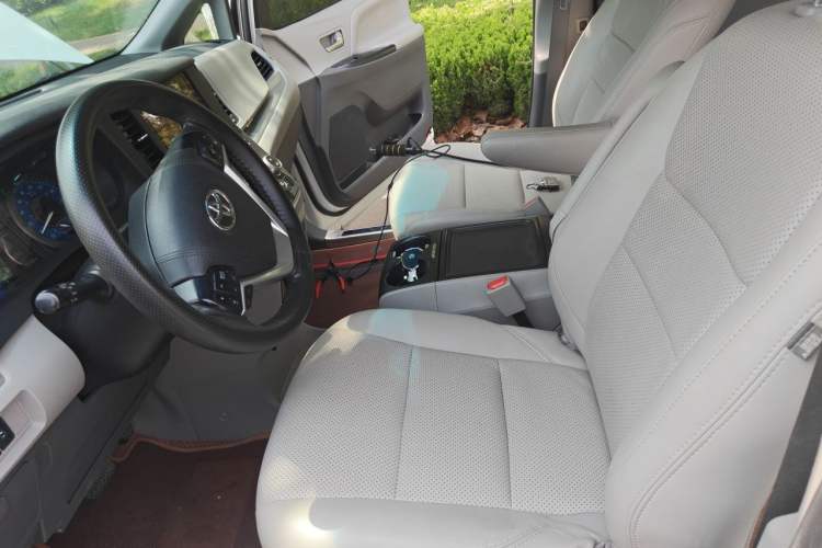 Used Toyota SIENNA  Left Front Seat