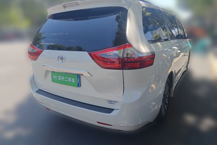 Used Toyota SIENNA  Rear Right 45 Deg