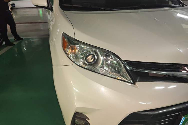 Used Toyota SIENNA  Right Front Headlight