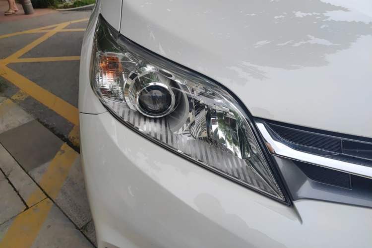 Used Toyota SIENNA  Right Front Headlight
