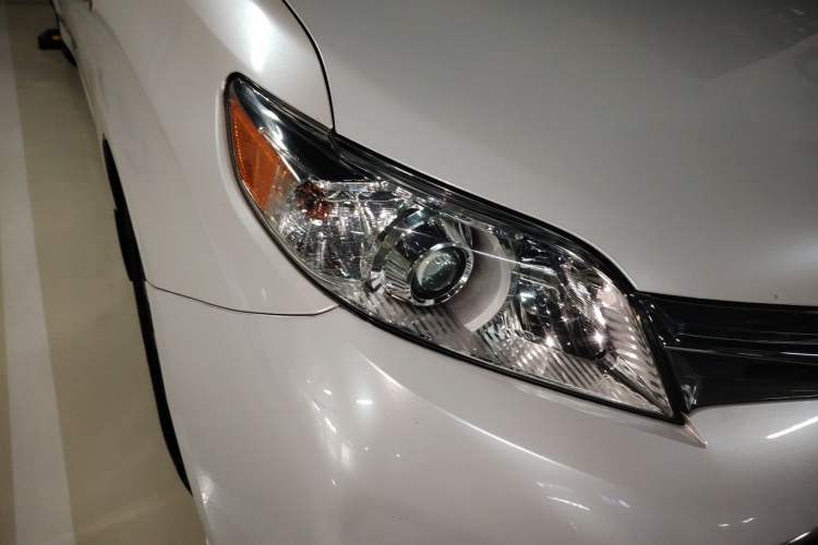 Used Toyota SIENNA  Right Front Headlight