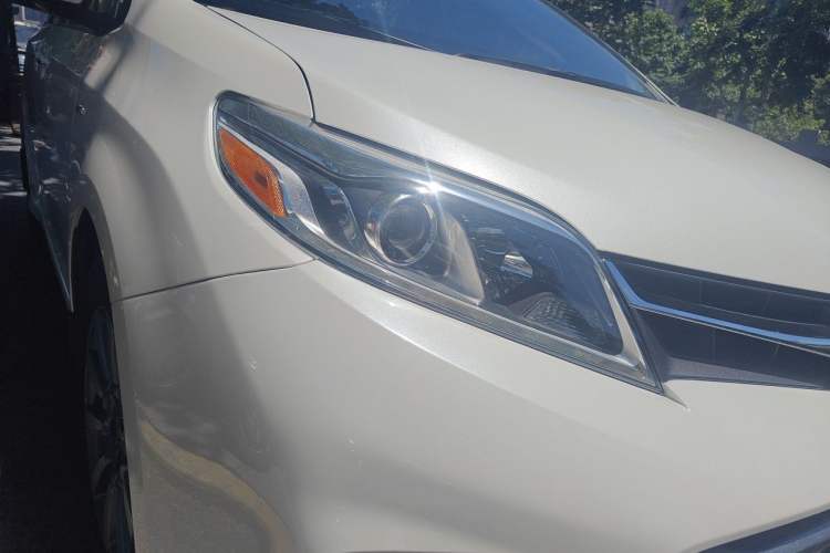 Used Toyota SIENNA  Right Front Headlight