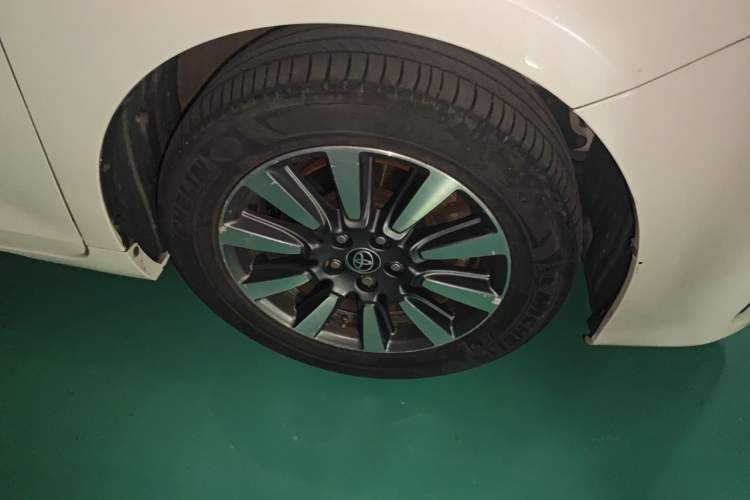 Used Toyota SIENNA  Right Front Wheel Hub