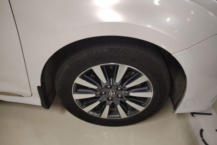 Used Toyota SIENNA  Right Front Wheel Hub