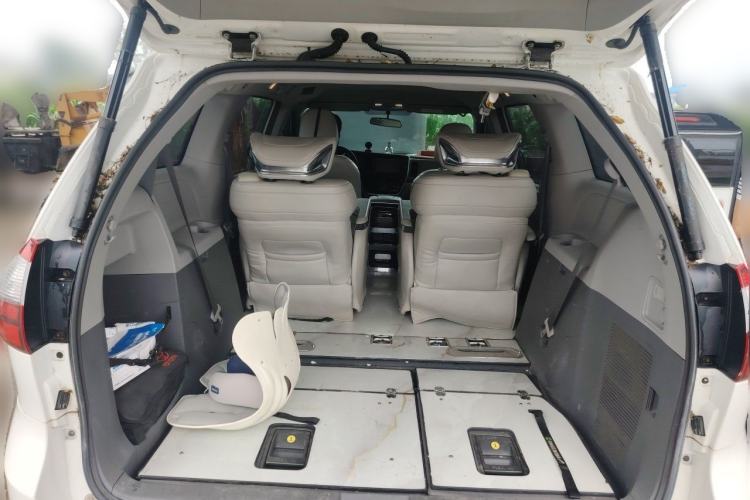 Used Toyota SIENNA  Trunk