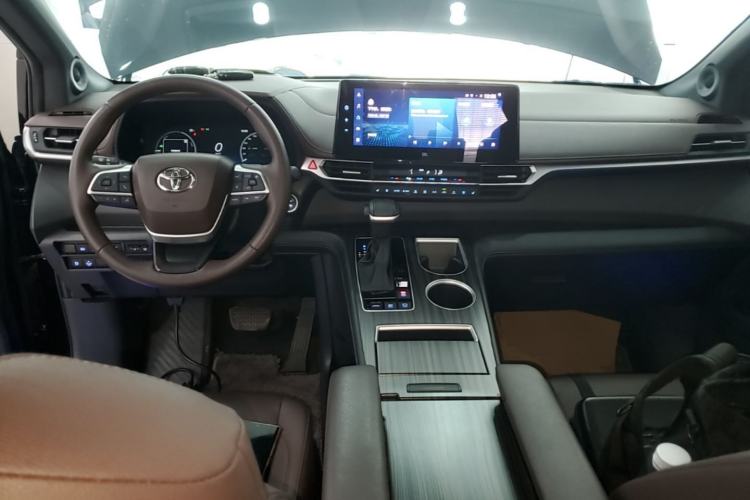 Used Toyota SIENNA 2021 2.5L Hybrid Platinum Edition Center Console
