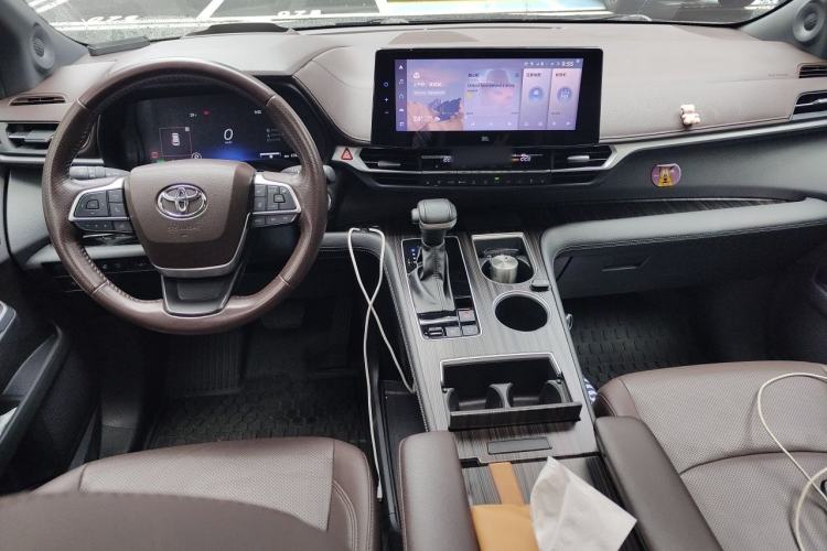 Used Toyota SIENNA 2021 2.5L Hybrid Platinum Edition Center Console