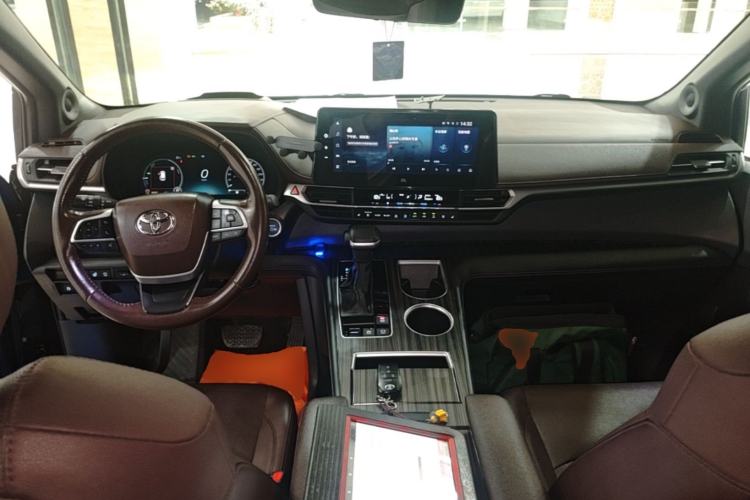 Used Toyota SIENNA 2021 2.5L Hybrid Platinum Edition Center Console