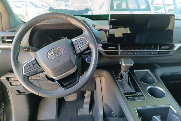 Used Toyota SIENNA 2021 2.5L Hybrid Premium Edition Center Console