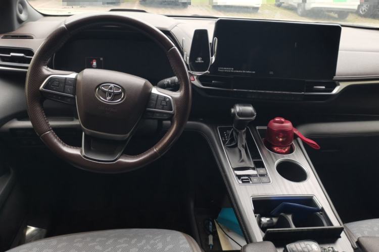 Used Toyota SIENNA 2021 2.5L Hybrid Platinum Edition Center Console