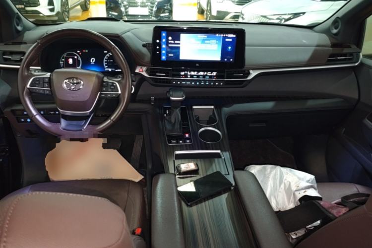 Used Toyota SIENNA 2021 2.5L Hybrid Platinum Edition Center Console