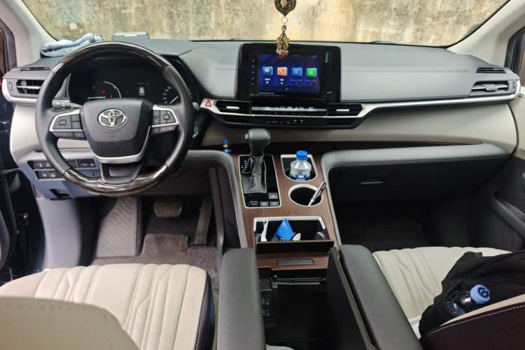 Used Toyota SIENNA 2021 2.5L Hybrid Comfort Edition Center Console