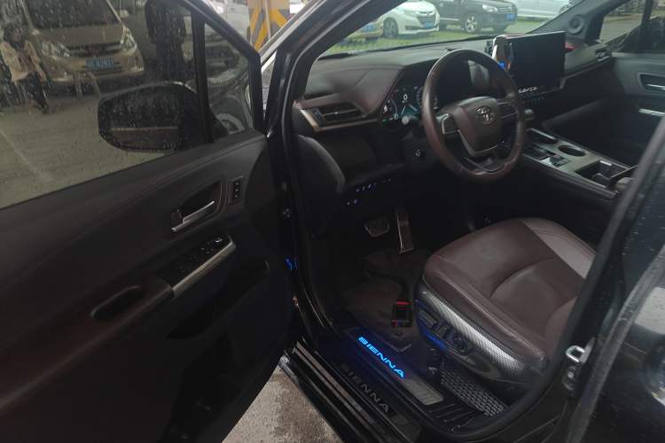 Used Toyota SIENNA 2021 2.5L Hybrid Platinum Edition Driver Seat