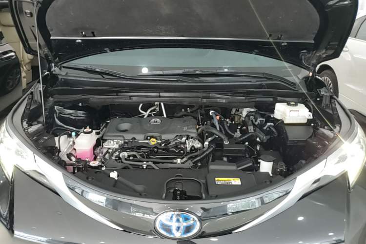 Used Toyota SIENNA 2021 2.5L Hybrid Platinum Edition Engine Bay